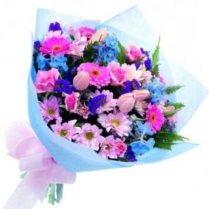 bouquet con fiori azzurri e rosa