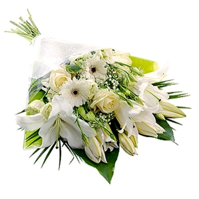fascio con fiori bianchi