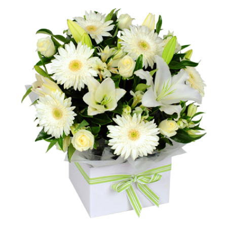 cestino con fiori bianchi gerbere e lilium