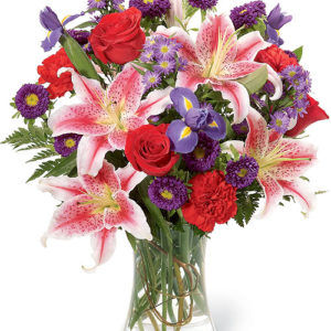 composizione con rose rosse iris blu e lilium