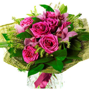 bouquet con rose fuchsia e orchidee