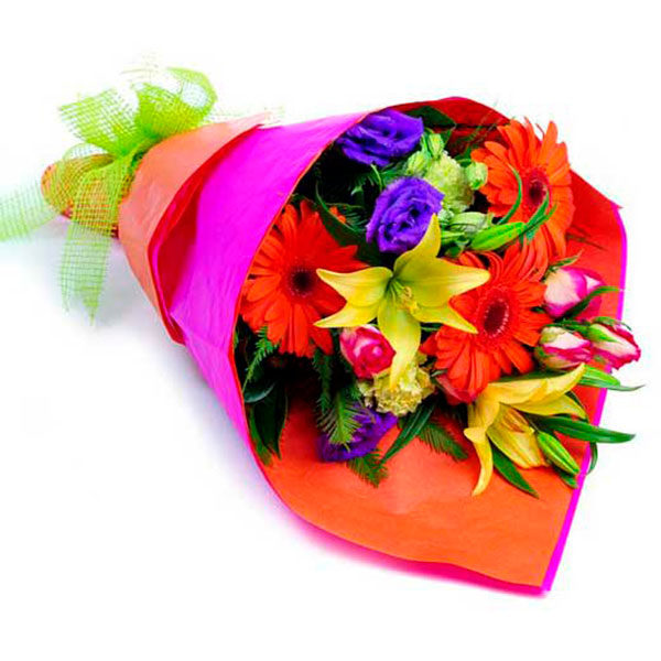 Bouquet con fiori misti colorati gerbere arancio lilium gialli iris blu