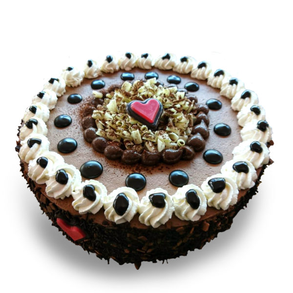 torta al cioccolato decorata con panna e cuoricino rosso al centro