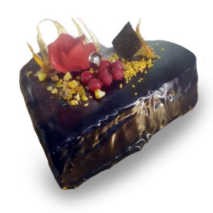 torta a forma di cuore al cioccolato con decori gialli e rosa rossa