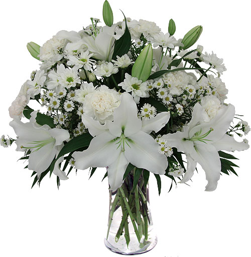 composizione con gigli bianchi e fiorellini bianchi