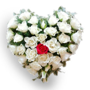 composizione a forma di cuore con rose bianche e una rosa rossa al centro