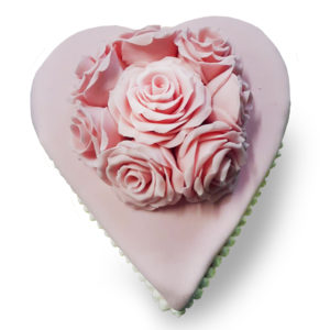 torta a forma di cuore rosa con rose decorate in marzapane
