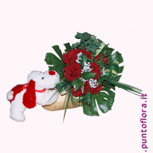 composizione con rose rosse e cagnolino peluche