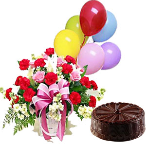 consegna a domicilio cesto con rose rosse rose bianche palloncini colorati e torta al cioccolato