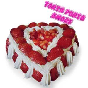 torta a forma di cuore con fragole e panna