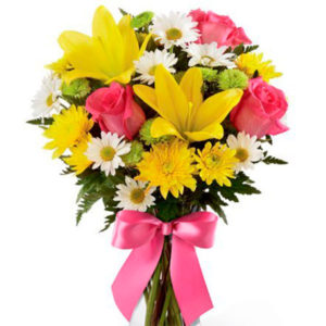 Bouquet molto grazioso con lilium gialli margherite gerbere gialle e rose rosa