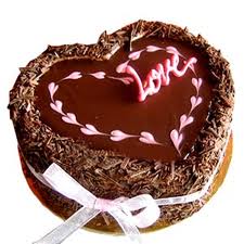 torta a forma di cuore al cioccolato con la scritta love