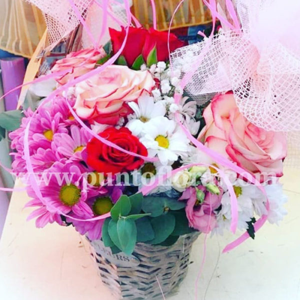 cestino con gerbere fuchsia margherite bianche e rose rosse online