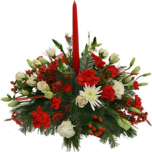 centrotavola Natalizio con una candela rossa e fiori rossi e bianchi