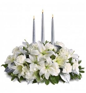 centrotavola Natalizio con fiori bianchi e tre candele argentate