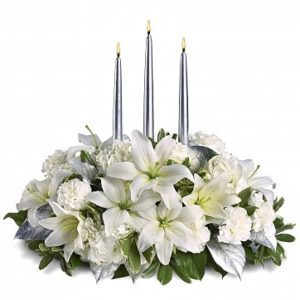 centrotavola Natalizio con fiori bianchi e tre candele argentate