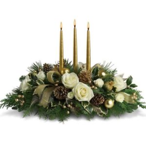 centrotavola natalizio con rose bianche e tre candele dorate al centro