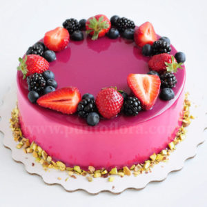 Torta sfiziosa con glassa fuchsia fragole more e mirtilli