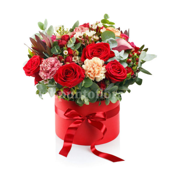 Composizione Natalizia con rose rosse e garofanini con verde decorativo