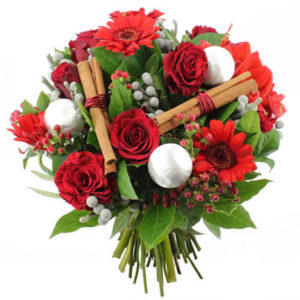 Bouquet Natalizio con rose rosse gerbere rosse cannella e decori Natalizi
