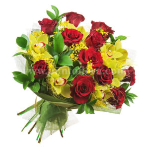 bouquet con rose rosse e orchidee gialle con un poco di mimosa