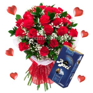 Fascio con rose rosse e nebbiolina con cioccolatini baci perugina