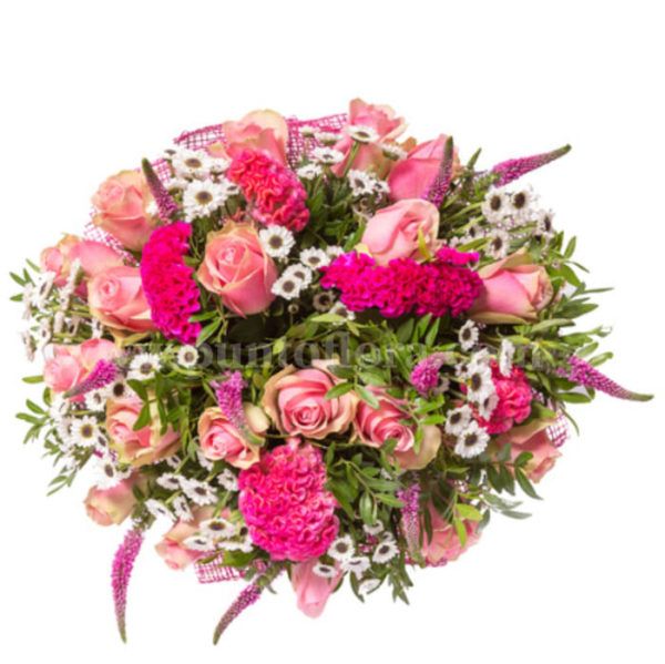 Bouquet con celosia, rose rosa, margherite bianche