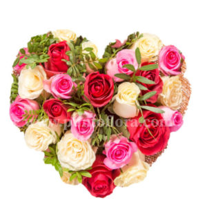 composizione a forma di cuore con rose rosse, bianche e rosa