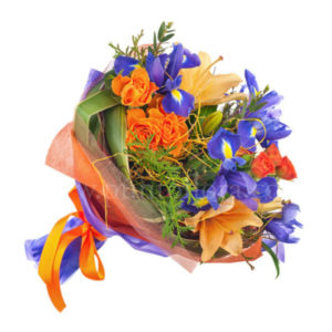 Bouquet con iris blu, lilium arancio e roselline arancio