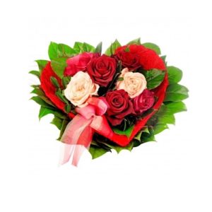 bouquet a forma di cuore con rose rosse e rose bianche