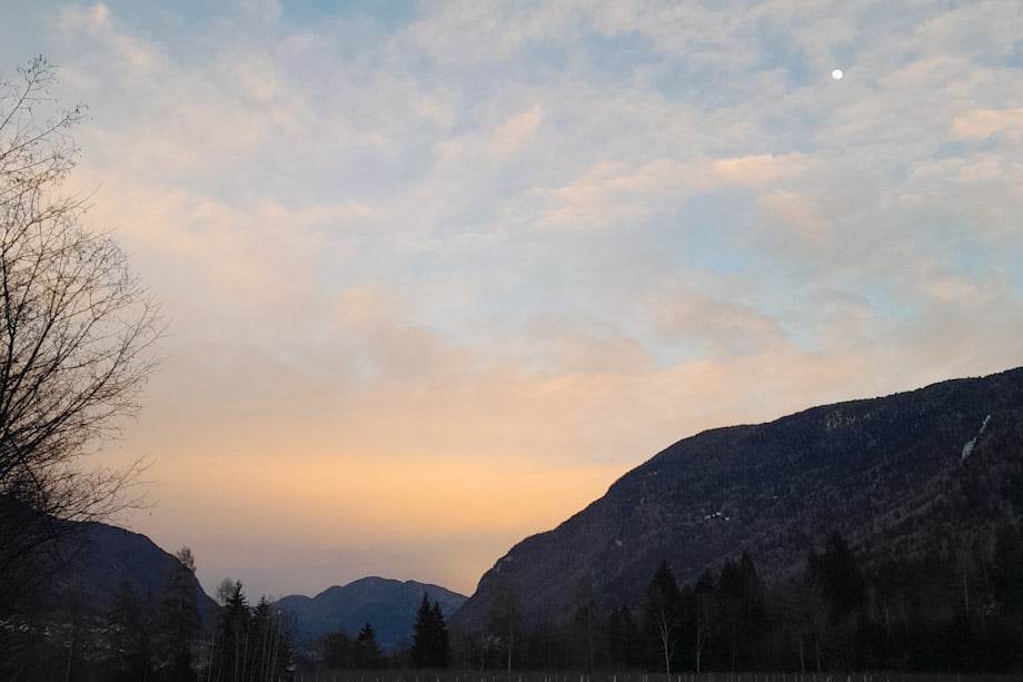 paesaggio con luna e monti