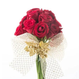 mazzo con rose rosse decorato con perle e confezione velo da sposa