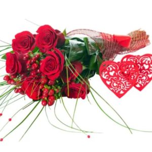 rose rosse in fascio con cuori