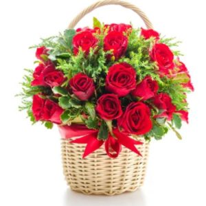 cestino con rose rosse