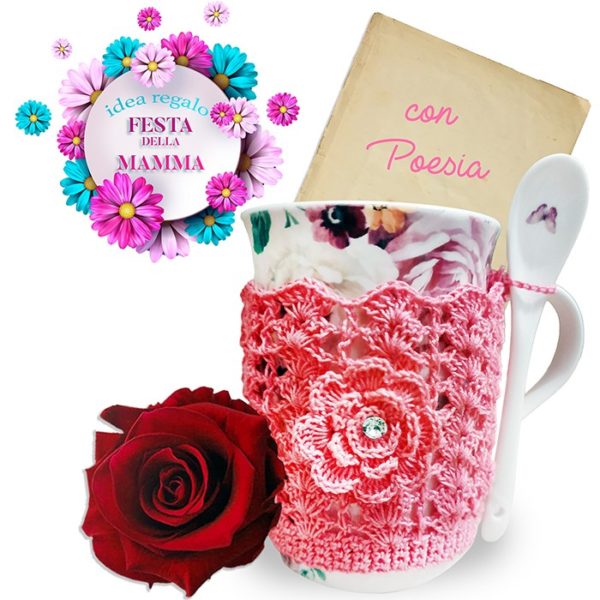tazza con merletti a uncinetto, poesia, e bocciolo di rosa stabilizzato