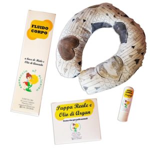 Cuscinetto cervicale, crema mani, crema viso, stick labbra, fluido corpo